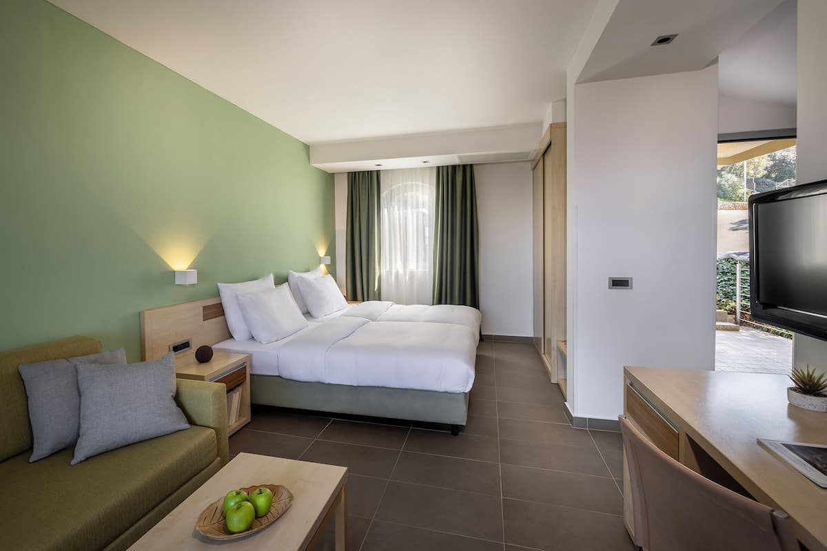 Premium Triple Room, Balcony