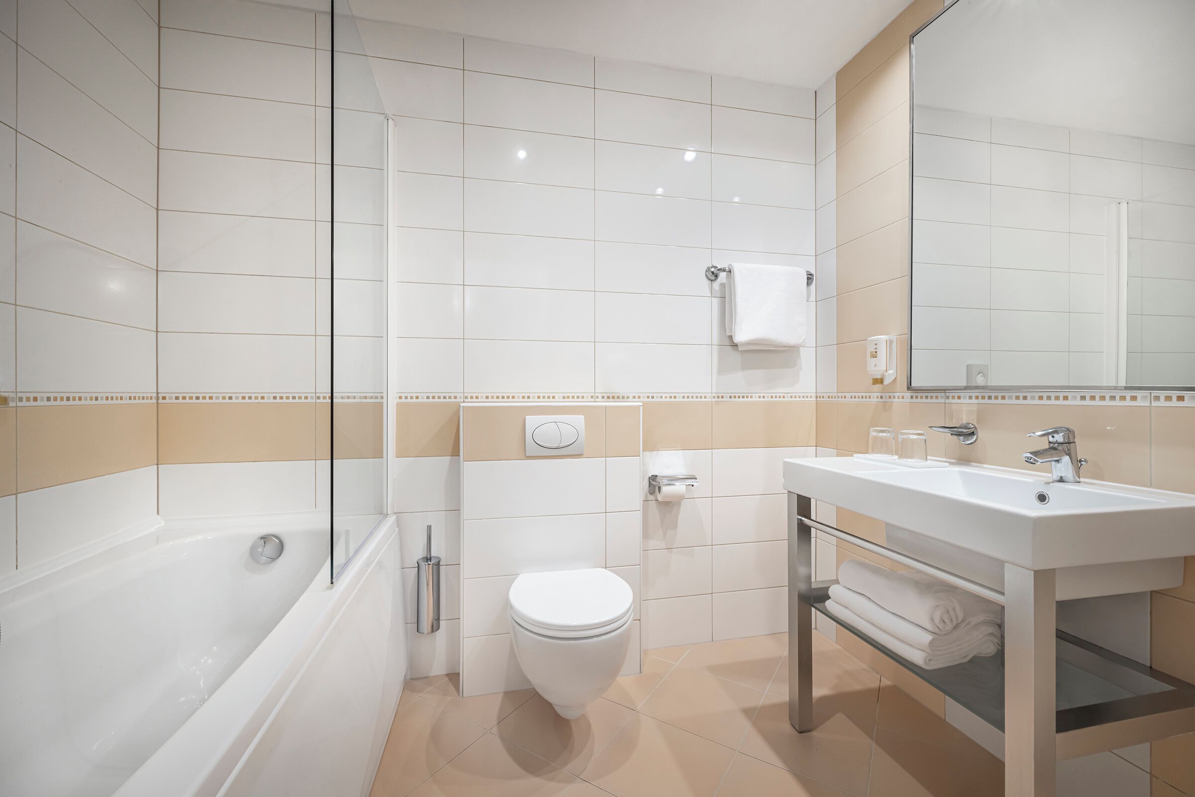 Ein modernes Badezimmer mit Badewanne, Toilette und Waschbecken.