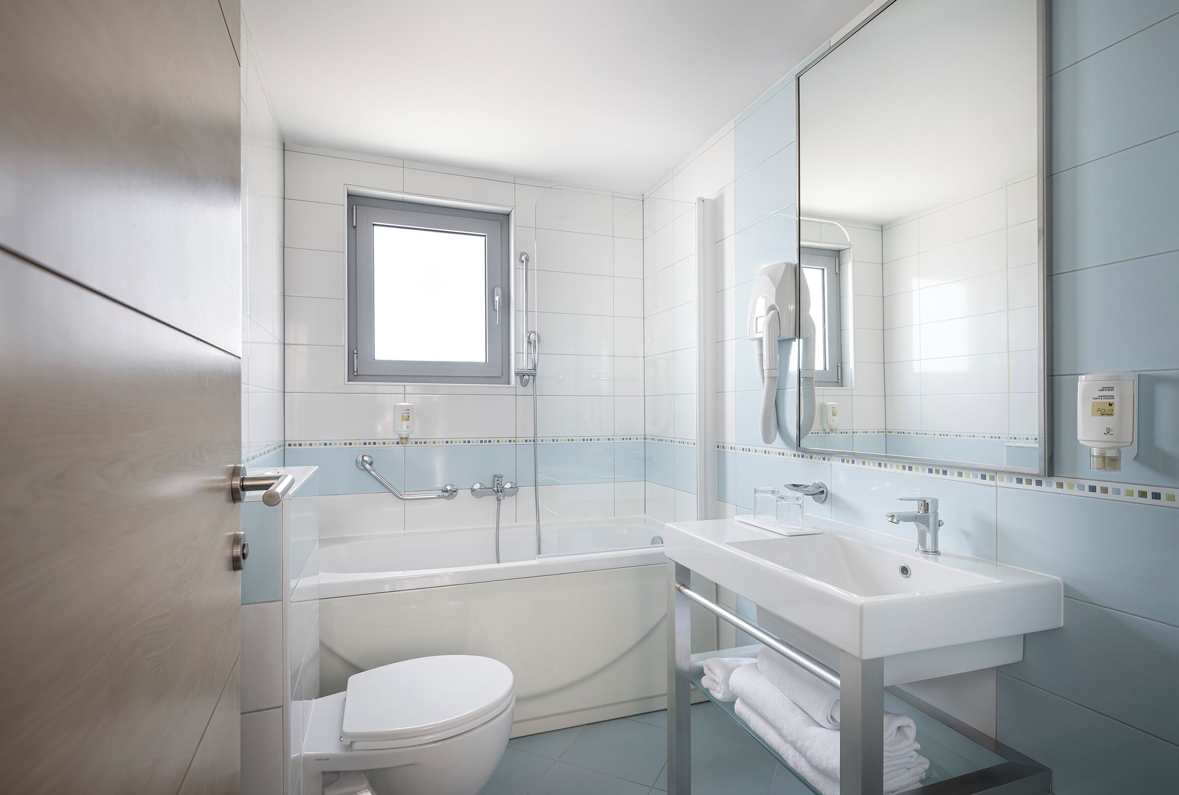 Un baño moderno con bañera, inodoro y lavabo.