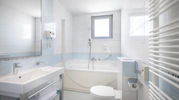 Un baño moderno con bañera, inodoro y lavabo.