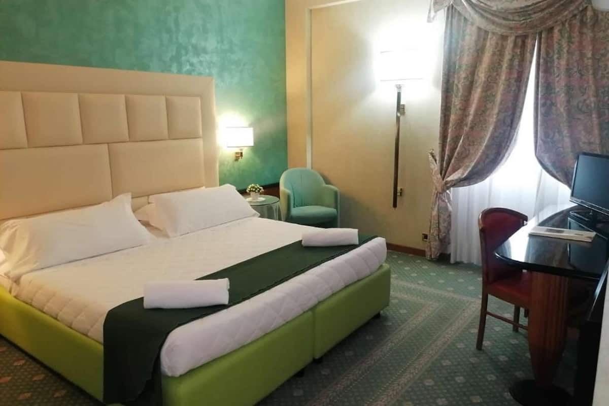 minibar, in-room safe, desk, soundproofing