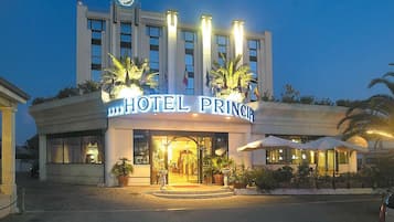 Fassade der Unterkunft – Abend/Nacht