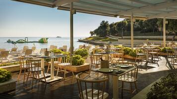 3 restaurants, breakfast, lunch, dinner served; pizza