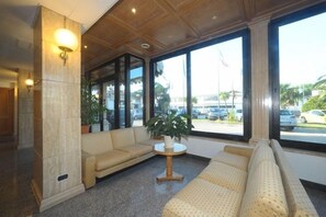 Coin salon dans le hall