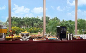 Desayuno completo (USD 20 por persona) 