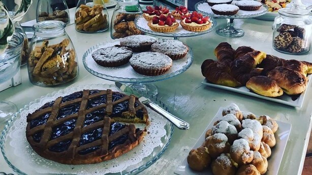 Ein reichhaltiges Buffet mit Gebäck, Desserts und Früchten.