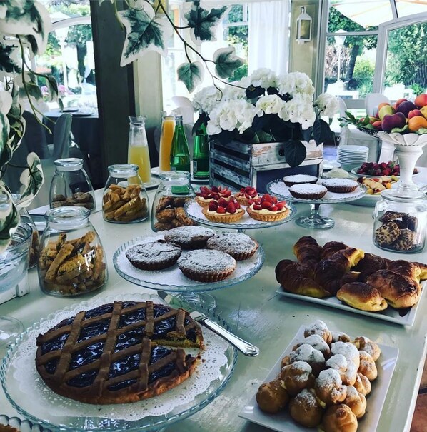 Desayuno continental diario (EUR 10 por persona)