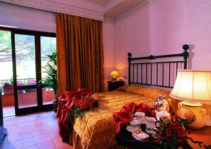 Superior Double Room | Minibar, desk, free WiFi, bed sheets - La Locanda dei Ciocca (Grottaferrata)