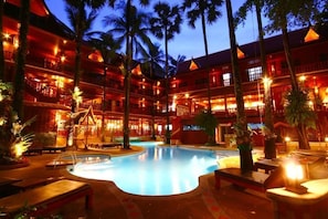 Outdoor pool, pool umbrellas, pool loungers - Royal Phawadee Village (Patong)