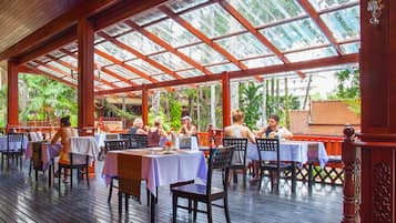 Daily continental breakfast (THB 350 per person)