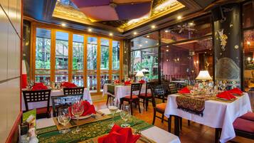 Serviço de almoço e jantar; culinária tailandesa, vistas para a piscina