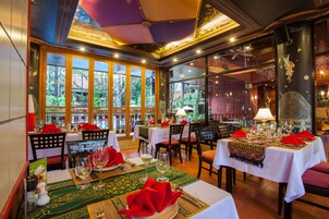 供應午餐、晚餐、早午餐；泰國菜；池景