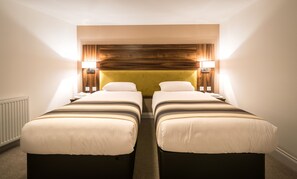 Superior-værelse med 2 enkeltsenge - eget badeværelse (Large Twin Room) | Skrivebord, strygejern/strygebræt, gratis Wi-Fi, sengetøj