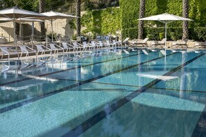 Piscine extérieure (ouverte en saison), parasols de plage