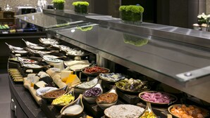 Een buffet met diverse gerechten en voedingsmiddelen gepresenteerd op een toonbank.