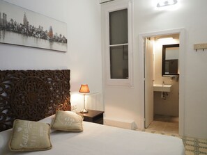 Comfort Double Room, Ensuite | Premium bedding, down comforters, individually furnished, desk - Casa Diagonal (Barcelona)