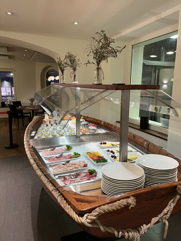 Breakfast buffet - Aarehof Swiss Quality Hotel (Moeriken-Wildegg)
