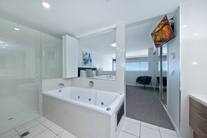 Appartement Supérieur, 3 chambres, vue océan | Salle de bain | Ensemble douche/baignoire, articles de toilette de luxe, sÚche-cheveux