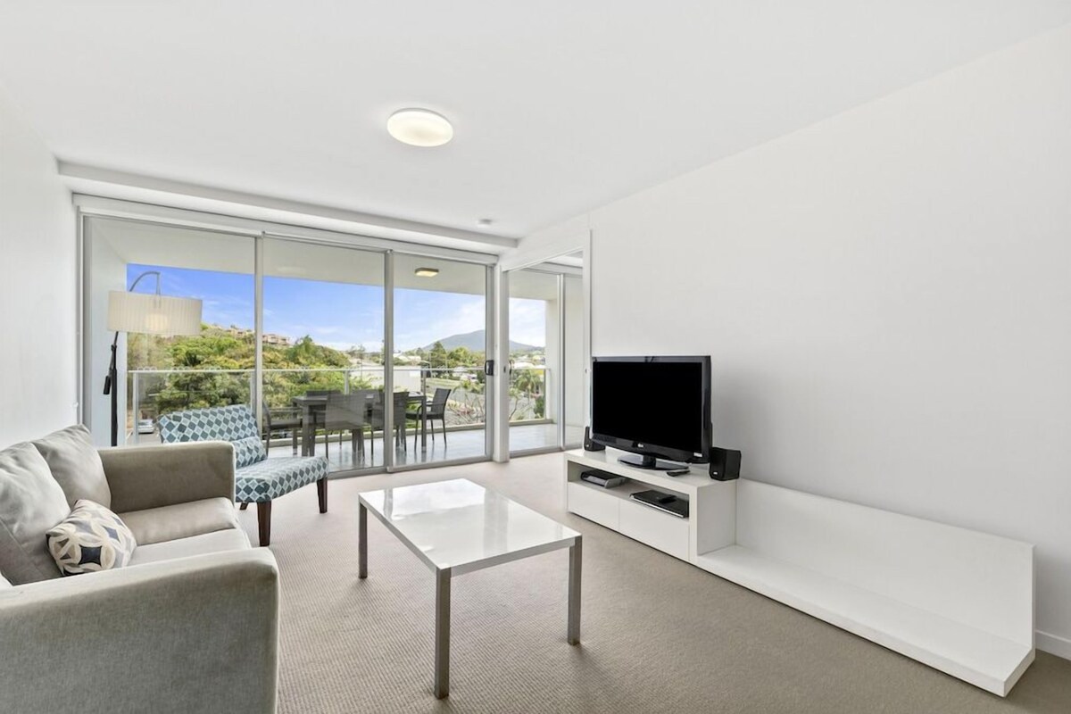 Living area | 80-cm LED TV with digital channels, TV