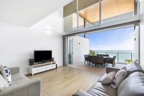 Appartement, 3 chambres, vue océan | Salle de séjour | Télévision LED de 80 cm avec chaßnes numériques, télévision