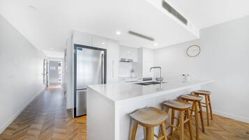 Appartamento Superior, 3 camere da letto, vista oceano | Cucina privata | Frigorifero con congelatore, microonde, forno, piano cottura