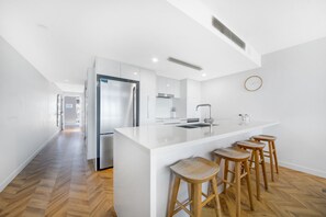 Superior Apartment, 3 Bedrooms, Ocean View | Private kitchen | Full-size fridge, microwave, oven, stovetop - Echelon Apartments (Yeppoon)