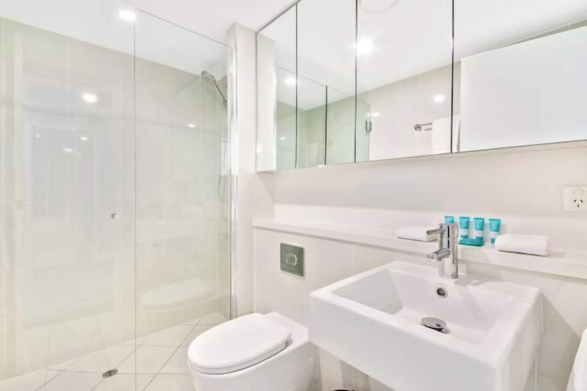 Salle de bain | Ensemble douche/baignoire, articles de toilette de luxe, sèche-cheveux