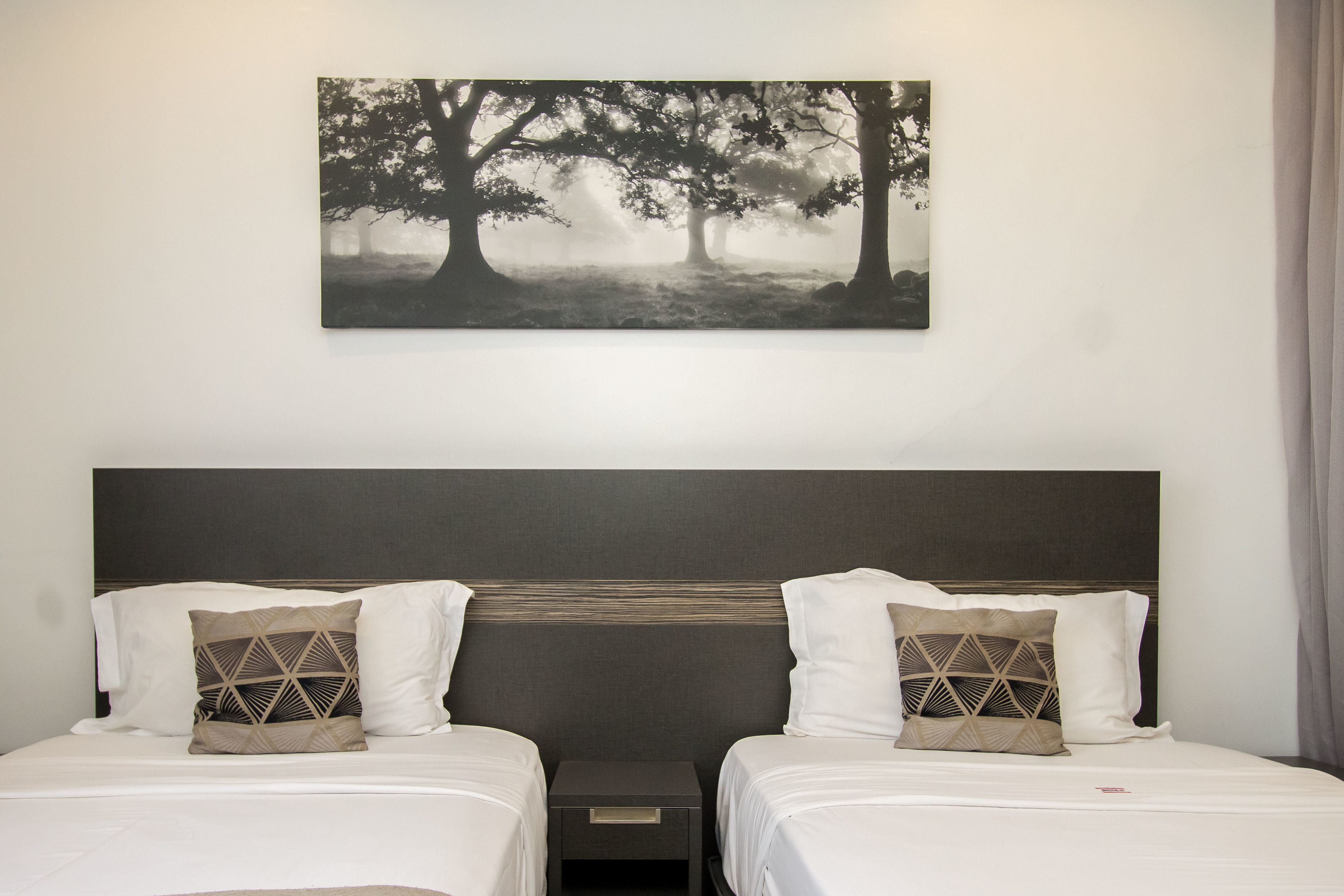 standard twin room | in-room safe, desk, free wifi, bed sheets