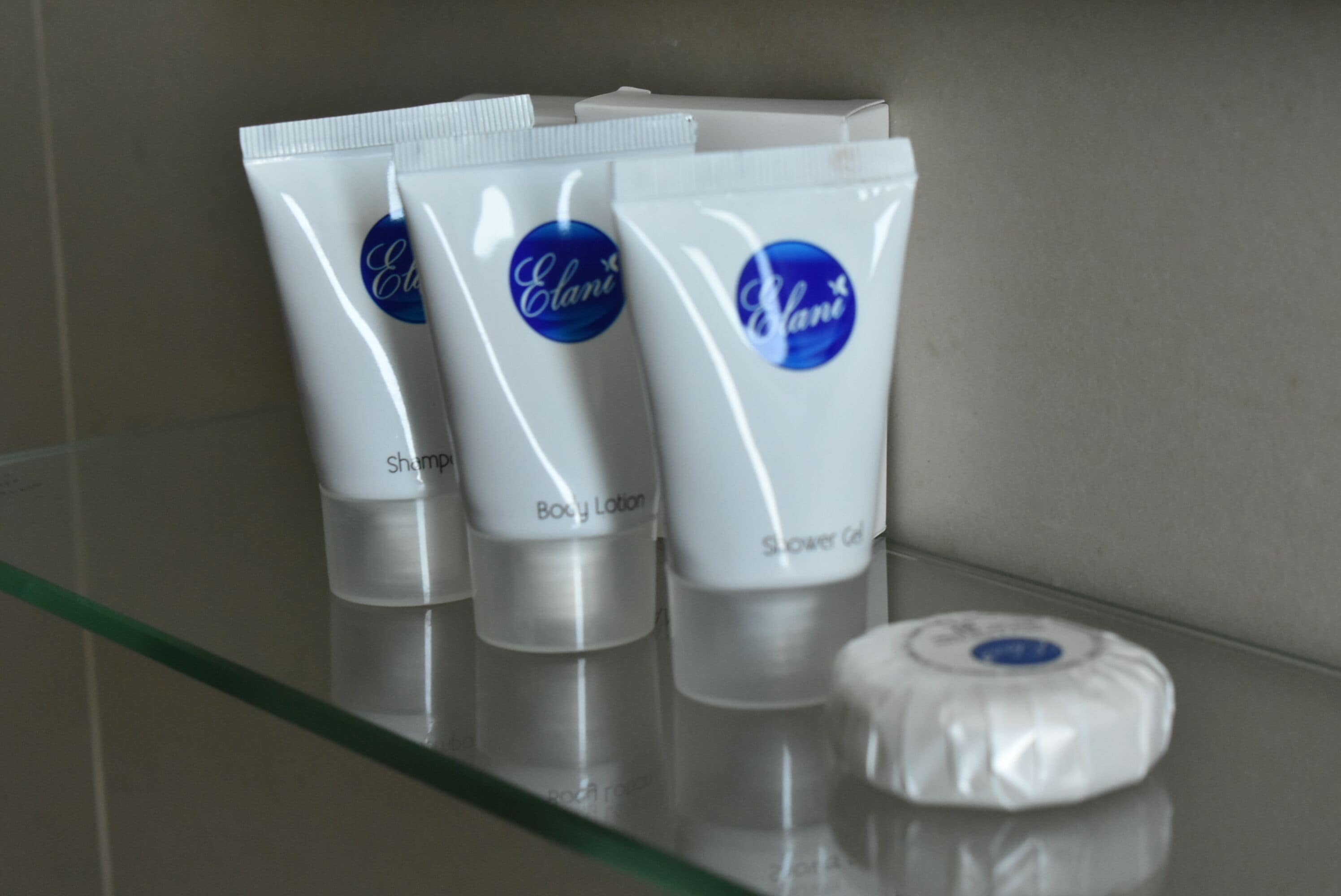 shower, hydromassage showerhead, free toiletries, towels