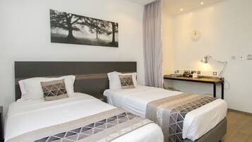 Chambre Standard avec lits jumeaux | Coffres-forts dans les chambres, bureau, Wi-Fi gratuit, draps fournis