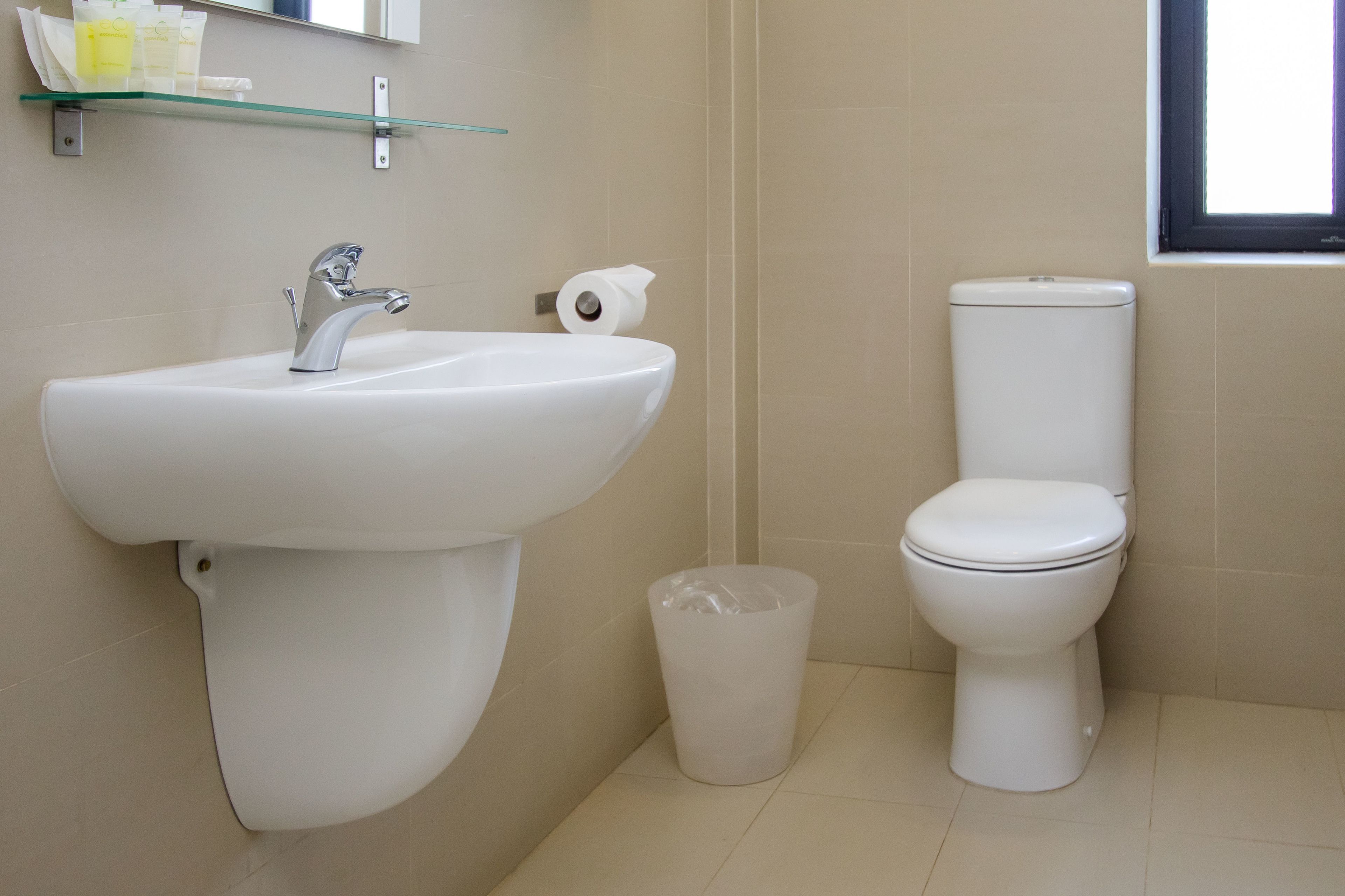 shower, hydromassage showerhead, free toiletries, towels