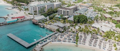 Una spiaggia nelle vicinanze, sabbia bianca, cabine (a pagamento)