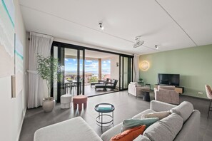 Appartement Deluxe, 2 chambres, vue sur la mer | Aire de séjour | Téléviseur ACL