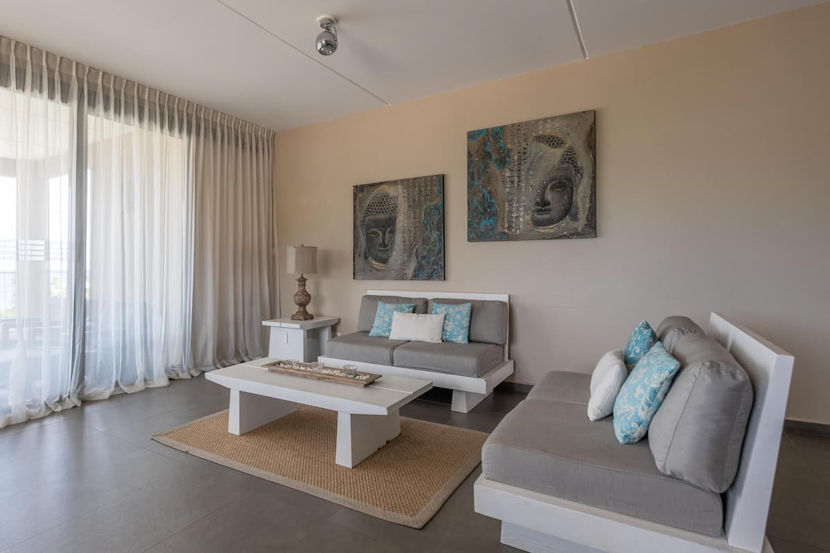 Premium bedding, in-room safe, laptop workspace, blackout curtains