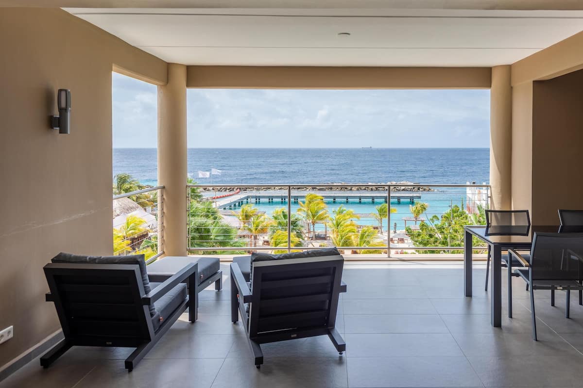 Premium bedding, in-room safe, laptop workspace, blackout curtains