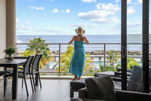 Appartement Deluxe, 2 chambres, vue sur la mer | Aire de séjour | Téléviseur ACL