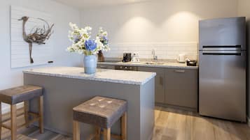 Studio, vue piscine | Restauration dans la chambre