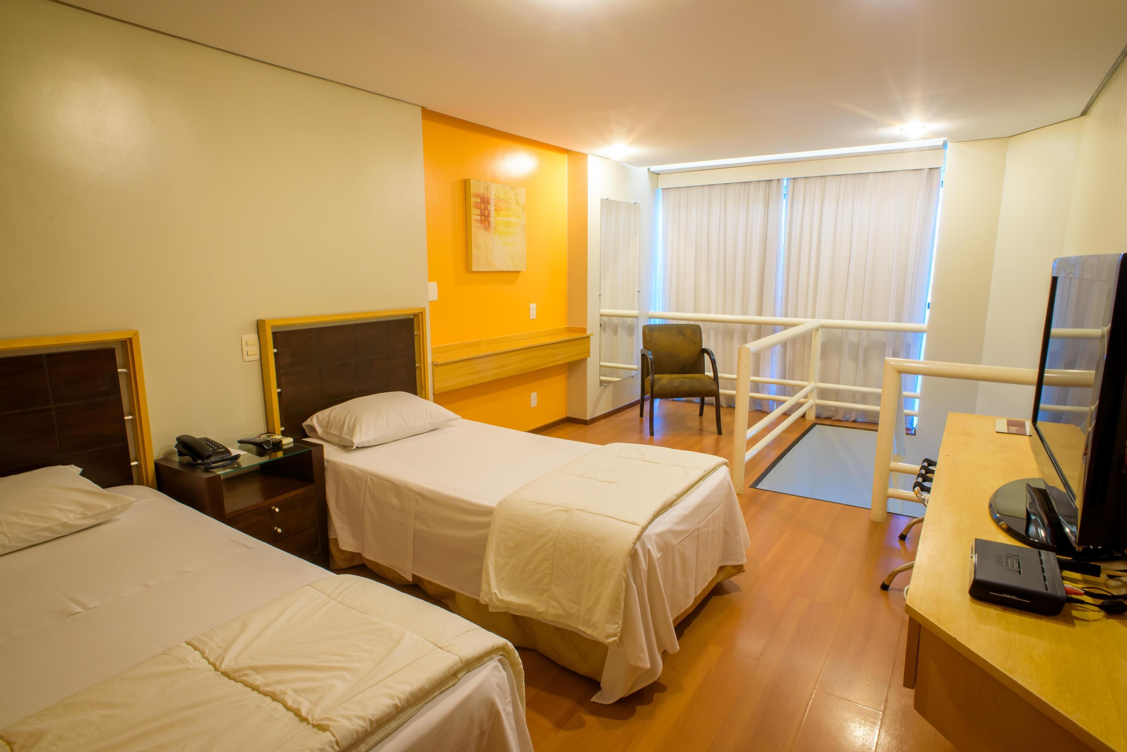 Minibaari, tallelokero huoneessa, työpöytä, pimennysverhot