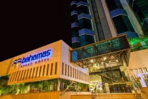 A hotel with a prominent sign, a modern architectural design, and a glass facade. - Bahamas Duplex by WS (Campo Grande)