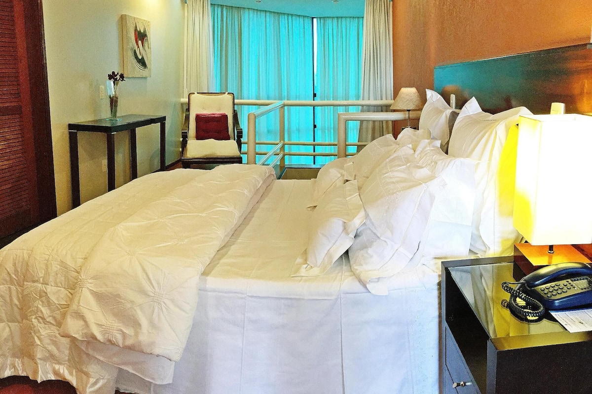 Minibar, coffres-forts dans les chambres, bureau, rideaux occultants