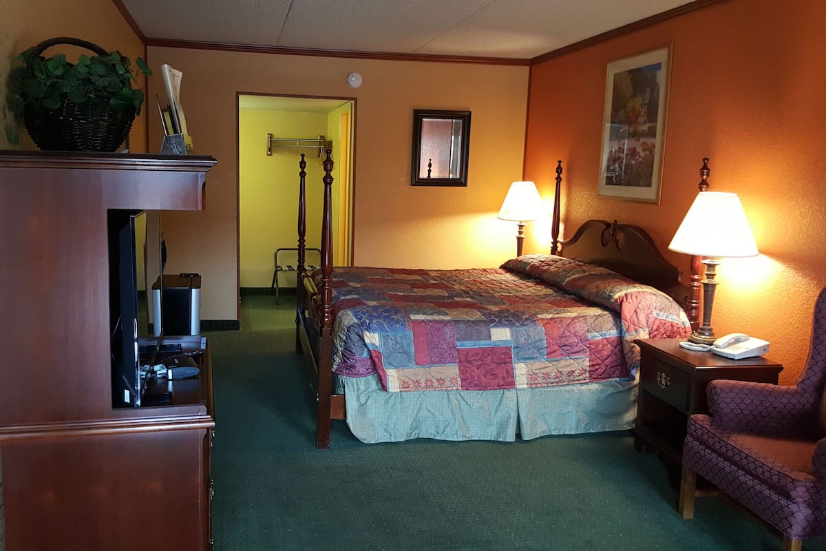 Standard Room, 1 King Bed | Desk, free WiFi, bed sheets