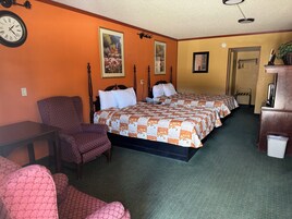 Habitación estándar, 2 camas de matrimonio | Escritorio, wifi gratis, ropa de cama