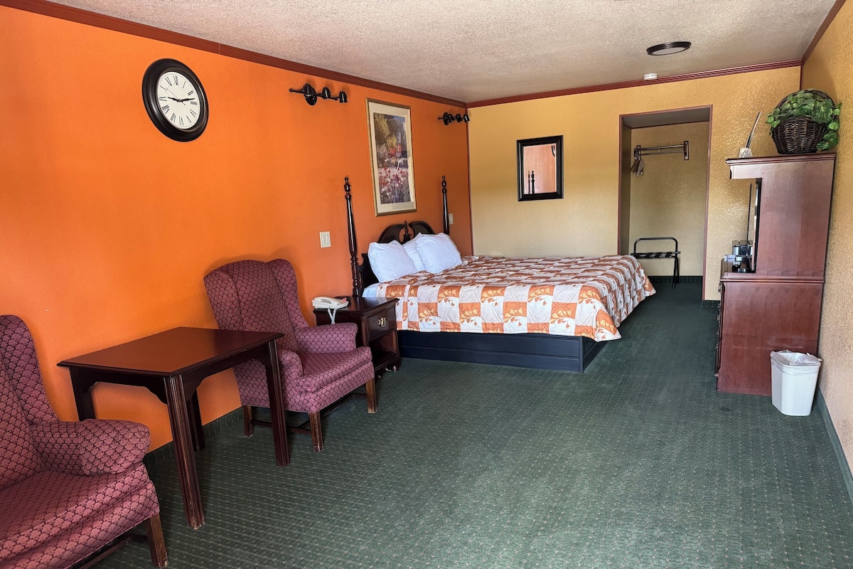 Standard Room, 1 King Bed | Desk, free WiFi, bed sheets