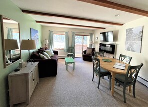 Comfort Condo, 2 Bedrooms, Balcony, Mountain View | Ruang tamu | TV skrin rata 