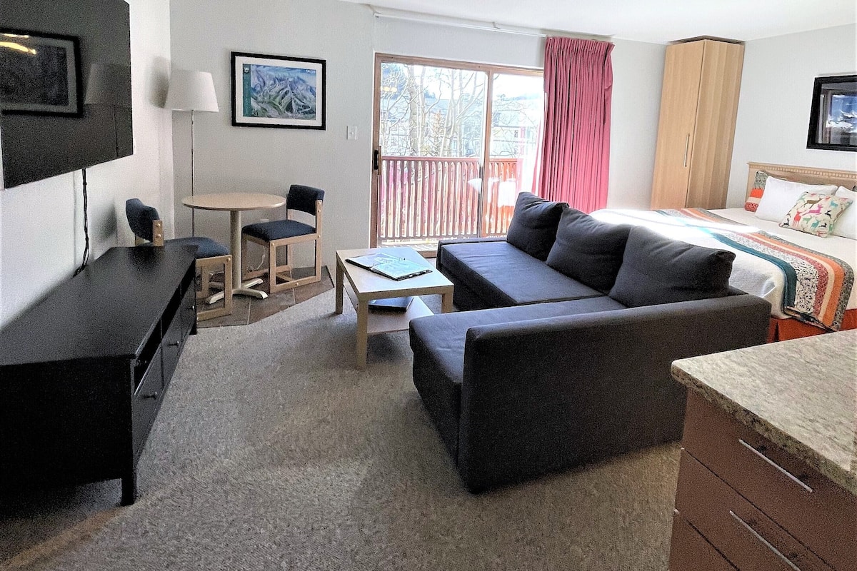 Junior Studio, 1 King Bed, Kitchenette, Resort View | Individually decorated, individually furnished, free WiFi, bed sheets