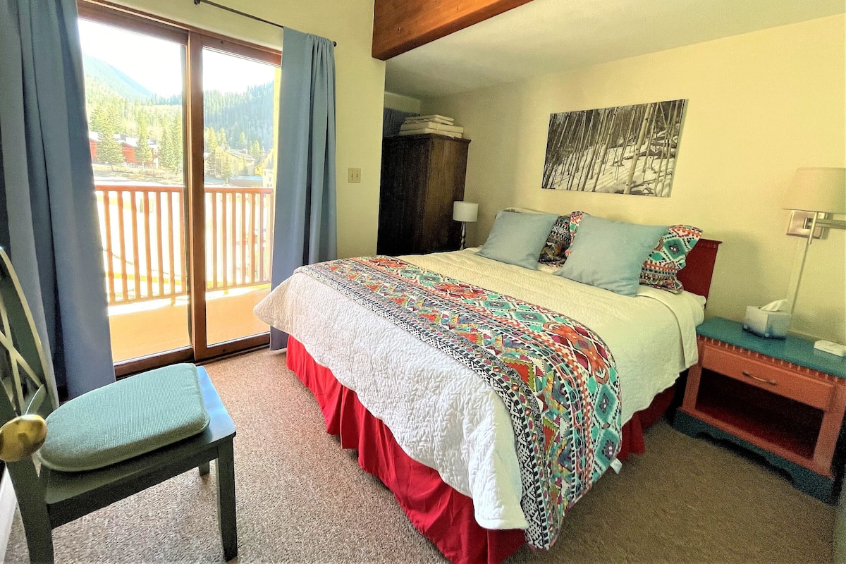 Comfort Condo, 2 Bedrooms, Balcony, Mountain View | WiFi (free), individually decorated, individually furnished, bed sheets