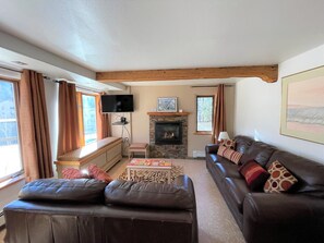 Classic Condo, 1 Bedroom, Fireplace, Mountain View | Ruang tamu | TV skrin rata 
