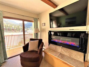 Comfort Condo, 2 Bedrooms, Balcony, Mountain View | Living area