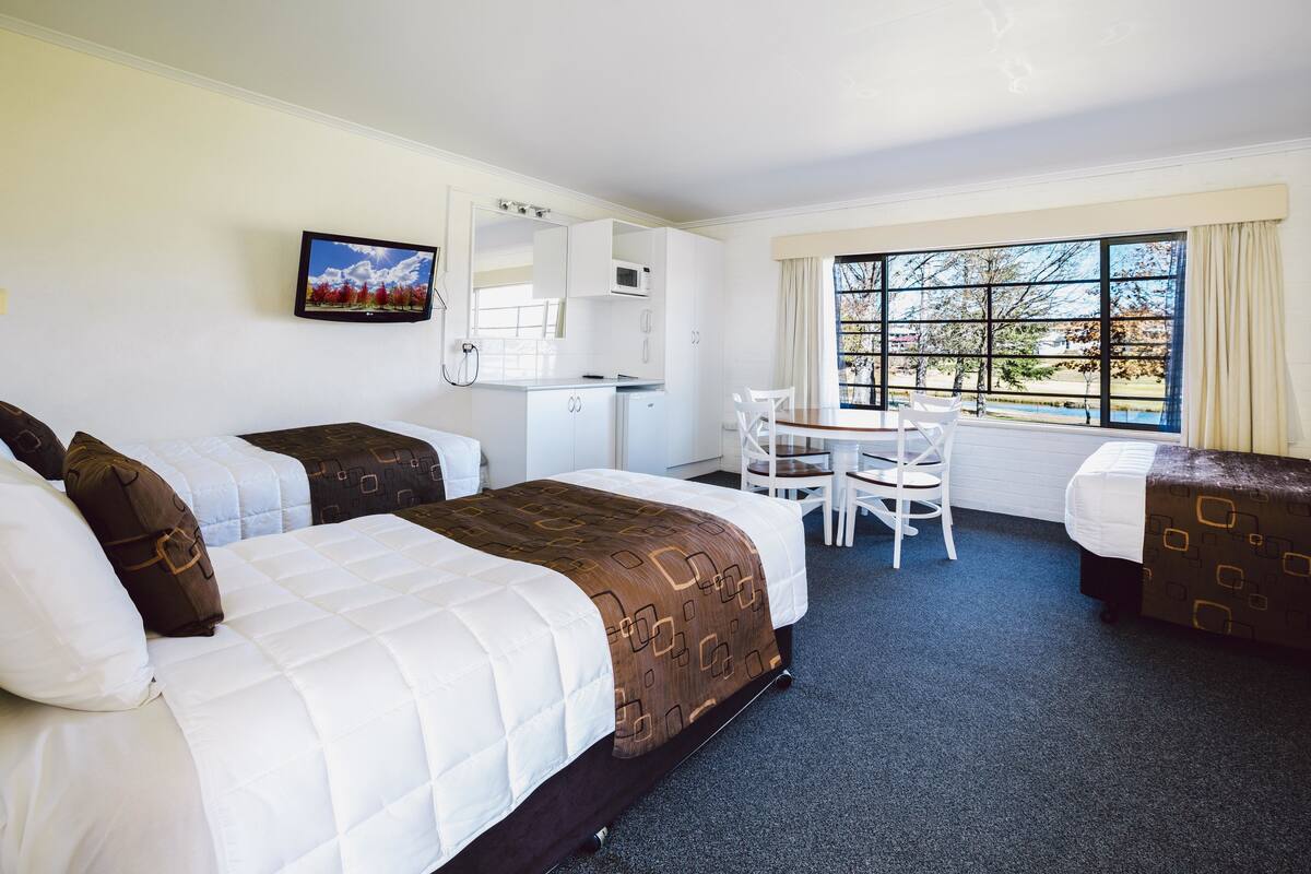 Family Room, Multiple Beds, Park View