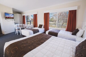 Escritorio, tabla de planchar con plancha y wifi gratis 